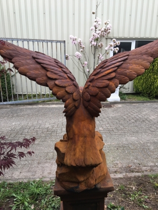 Sehr großer Adler-Oxydstein in Beutefang-Aktion, braun auf Sockel